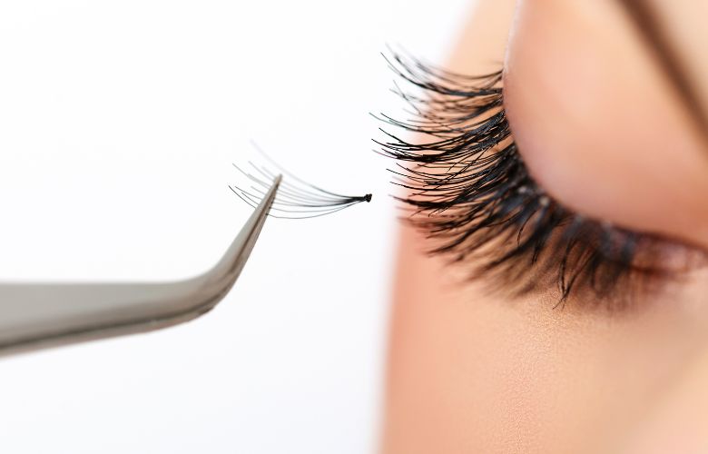 Women Seek Long Eyelashes